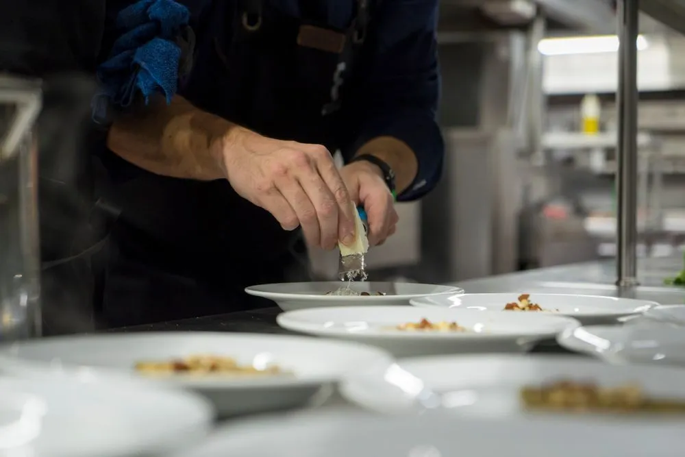 Le mani dello chef in cucina