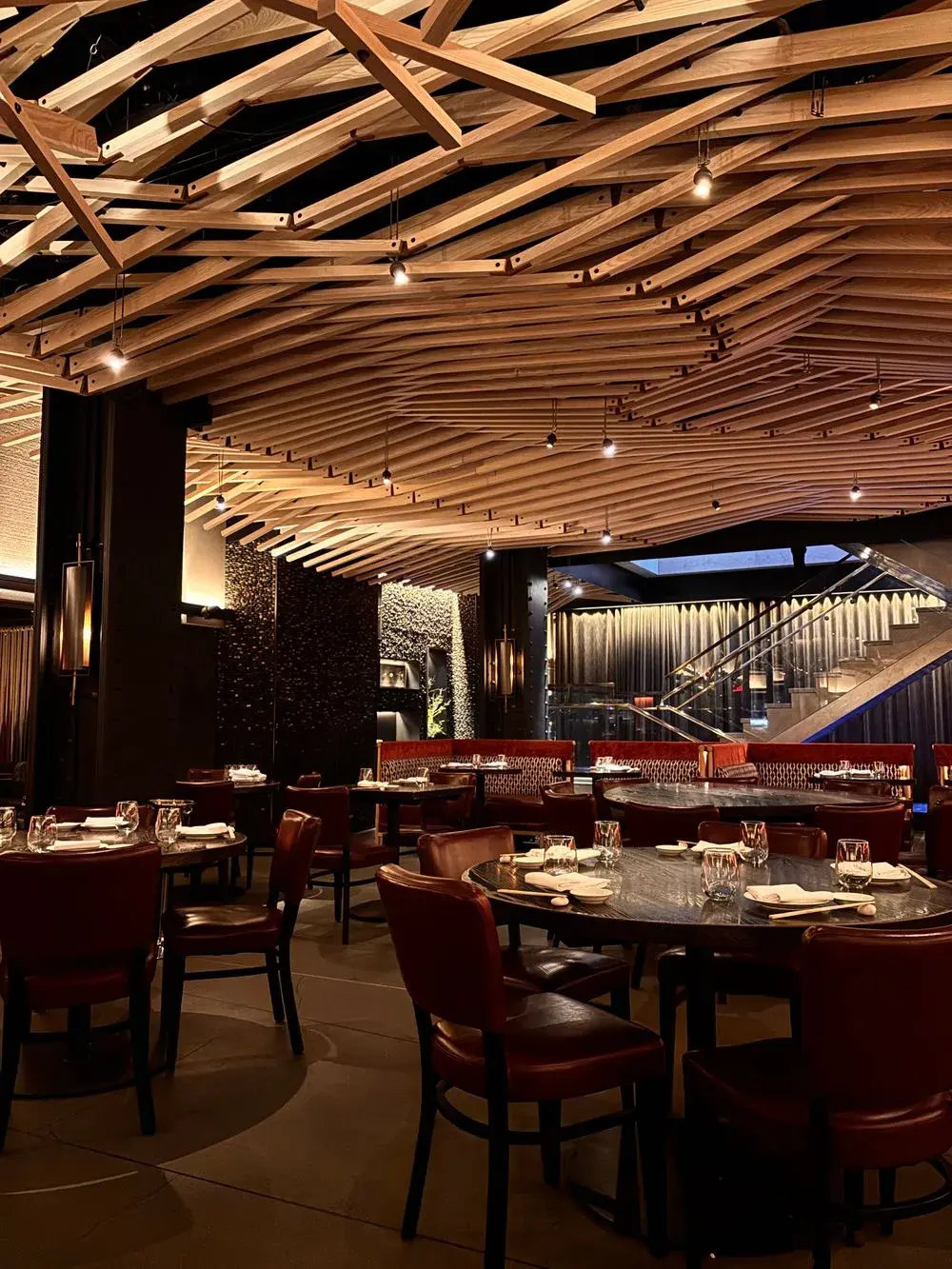 La sala del ristorante al tramonto